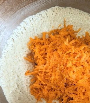 1. Этап. Морковные булочки Гулеродсбруд: И добавить морковь.