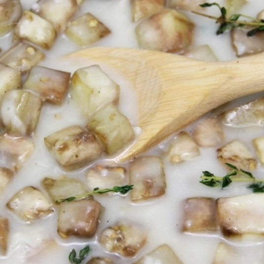 1. Этап. Паста с баклажанами: Добавить свежую зелень (у меня тимьян, но можете использовать и другую), куриный бульон (или воду, если бульона нет). Довести до кипения, после чего уменьшить огонь, накрыть крышкой и тушить до загустения соуса на медленном огне.