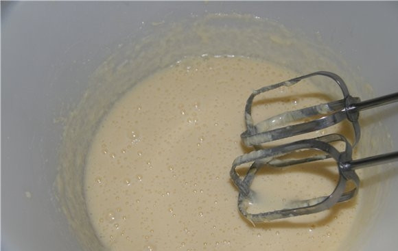 1. Этап. Бисквит в микроволновке: Взбить до однородного состояния миксером.