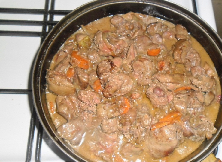 1. Этап. Паштет из куриной печени с овощами: Обжариваю до готовности. После того, как печенка будет готова, даю ей остыть.