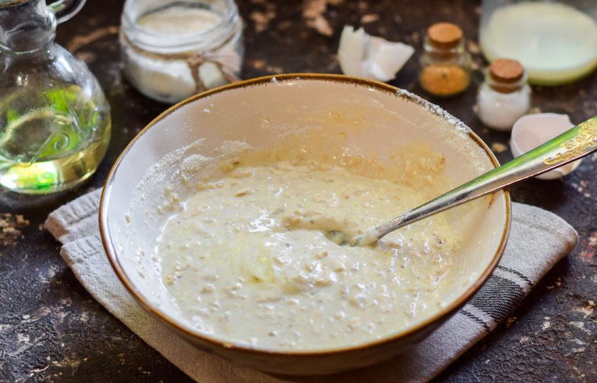 1. Этап. Оладьи из овсяных хлопьев: Тщательно перемешайте все ингредиенты до однородного состояния.