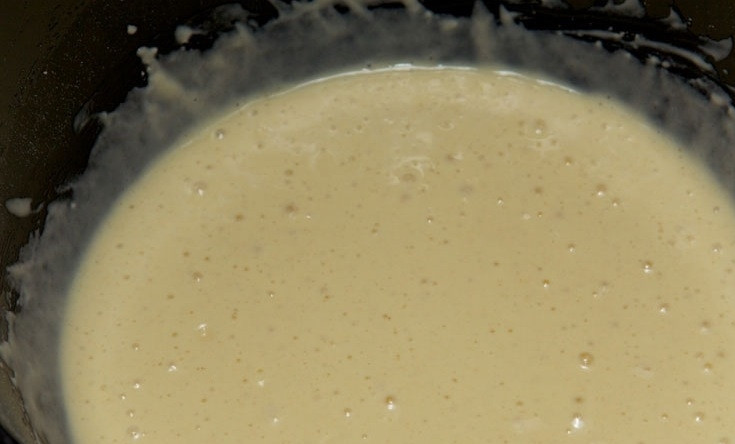 1. Этап. Оладьи тонкие на молоке: Влейте молоко, просейте туда же муку с содой (или с разрыхлителем). Замешайте тесто.