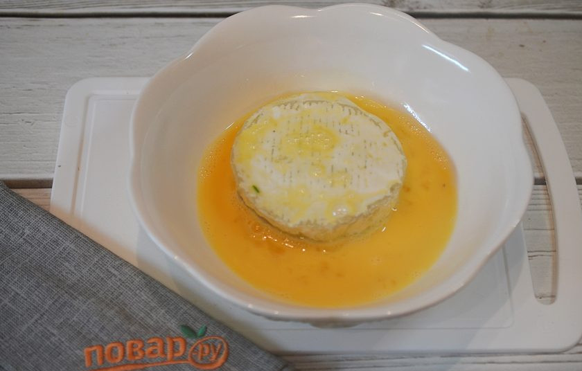 1. Этап. Фаршированный сыр: 9. Достаньте сыр, обмакните в яйцо.