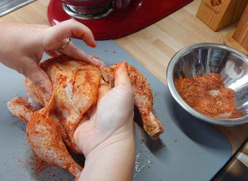 1. Этап. Курица на бутылке в духовке: Курицу промойте и обсушите. Натрите тушки смесью специй снаружи и внутри.