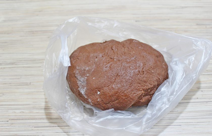 1. Этап. Печенье кофейные зерна: Замесите мягкое эластичное тесто, заверните в пленку и уберите в холодильник минут на 30.