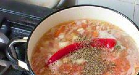 1. Этап. Шурпа из косули: Теперь добавляем порезанный болгарский перец и перец горький целиком, также кладем помидоры (измельченные в к мясорубке), соль и специи. Варим еще 15 минут и снимаем с огня. Засыпаем в суп чеснок, накрываем крышкой и даем настояться 15 минут.