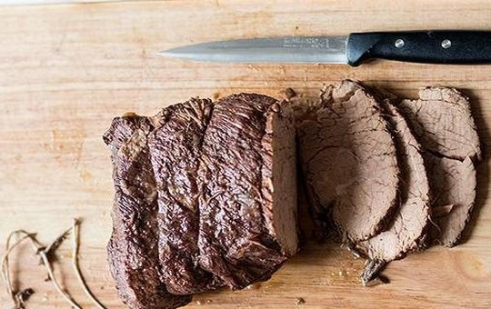 1. Этап. Мясо в красном вине: Остывшее (а лучше – холодное) мясо нарежьте острым ножом на порционные кусочки.