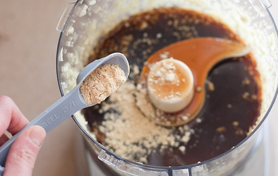 1. Этап. Терияки в домашних условиях: 4. Добавьте горчицу.