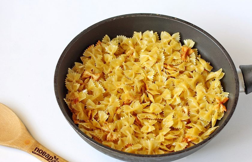 1. Этап. Макароны по-армянски: Обжаривайте макароны в течении 4-5 минут на среднем огне, постоянно помешивая (следите, чтобы макароны не подгорали).