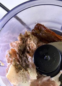 1. Этап. Паштет из лосося: В блендер положить рыбу, вяленые томаты, по щепотке соли и перца, влить 2 ст. ложки сливок. Пробить до однородности.