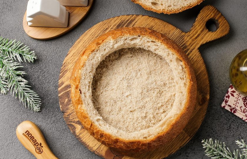 1. Этап. Сырный крем-суп с грибами в хлебе Веселый Кролик: Срежьте у хлеба верхушку и извлеките хлебный мякиш. Оставьте небольшой слой по бокам и на дне, примерно в 1 см.