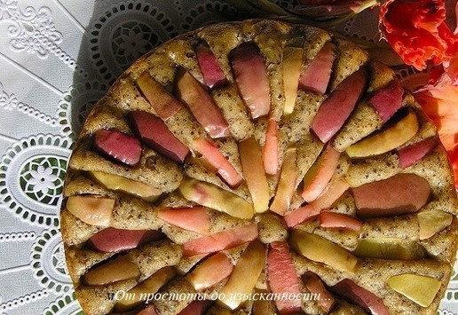 1. Этап. Ореховый пирог с яблоками и хлопьями: Готовый пирог аккуратно выньте из чаши мультиварки с помощью вставки-пароварки, затем переверните на тарелку, остудите.