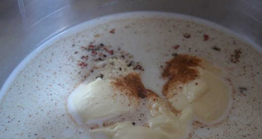 1. Этап. Запеканка с колбасой: Кастрюлю ставим на печку. Растапливаем сливочное масло, добавляем муку. Немного обжариваем и вливаем молоко, постоянно перемешивая, варим около 4 минут. Добавляем мускатный орех, соль, перец.