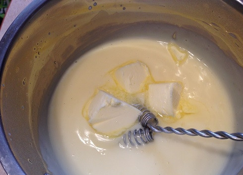 1. Этап. Пирог ко Дню влюбленных: 4. И варим на среднем огне, все время помешивая венчиком. Когда смесь начнет закипать-булькать и загустеет, добавляем 40 грамм сливочного масла и лимонный сок. Тщательно взбиваем-размешиваем венчиком.