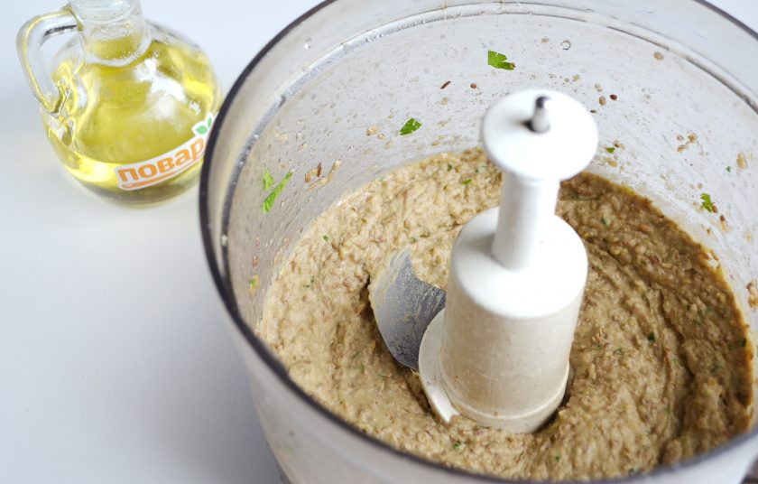 1. Этап. Хумус из чечевицы: 6. В чашу комбайна положите чечевицу, специи, лимонный сок, зелень, чеснок, половину оливкового или растительного масла. Включите машинку на 5-6 минут, чтобы масса стала максимально однородной. Влейте оставшееся масло и продолжайте смешивание. В итоге у вас получится мягкая паста. Традиционно маслом поливают уже готовый соус в момент подачи.