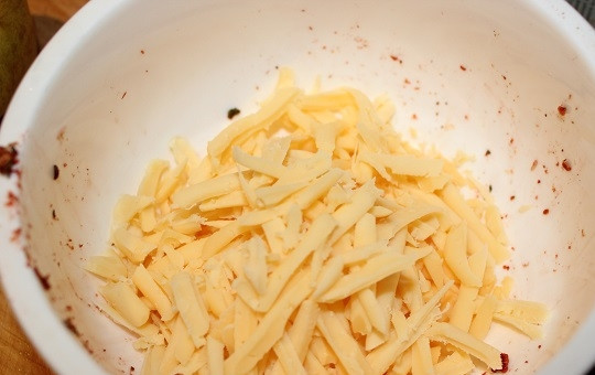 1. Этап. Груша, запеченная с креветками и сыром: 6. Натрите на средней или крупной терке сыр.