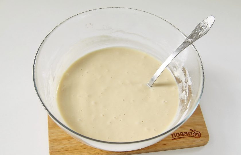 1. Этап. Заливной пирог на кефире с яйцом: Тесто должно быть однородным, по консистенции как жидкая сметана.