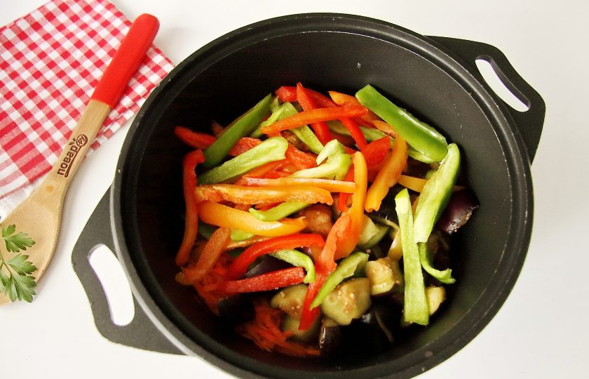 1. Этап. Салат Бакат: Доведите массу до кипения и проварите, помешивая пару минут. Добавьте промытые и отжатые от влаги баклажаны, нарезанный перец и тертую морковь.