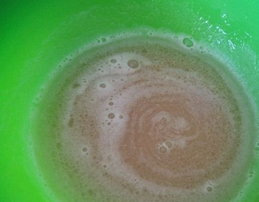 1. Этап. Постные блины на дрожжах: В миске подходящего размера (в ней мы будем делать тесто) смешаем растительное масло, теплую воду и картофельную кашицу. Хорошенько перемешиваем.