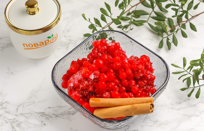 1. Этап. Повидло из калины: Подготовьте указанные продукты. Калину используйте как свежую, так и замороженную. Если решите томить замороженную, то воду больше не добавляйте.