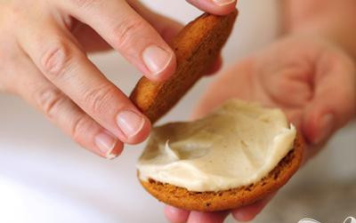 1. Этап. Тыквенные пирожные со сливочной начинкой: 7. Смазать начинкой плоскую сторону пирожных и накрыть сверху оставшимися половинками. Подавать сразу или поставить на ночь в холодильник.