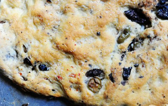 1. Этап. Фокачча с маслинами: 7. Запекать от 30 до 40 минут, до а золотисто-коричневого цвета. Разрезать на куски и сразу же подавать.