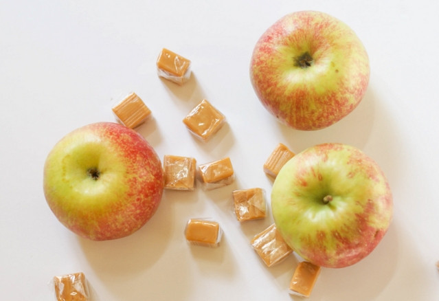 1. Этап. Тарталетки с яблоками: Яблоки помойте, почистите и порежьте кубиками. По желанию можете взять еще ириску.