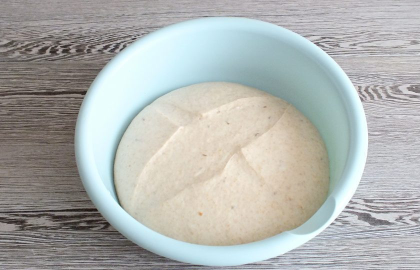 1. Этап. Хлеб Гурман: По истечении времени тесто увеличится в объеме.