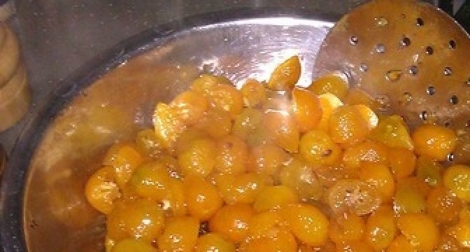 1. Этап. Варенье из кумквата: Шумовкой достать из сиропа плоды, а сам сироп варить до готовности еще минут 20-25.