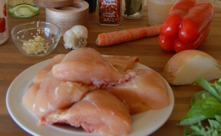 1. Этап. Курица, тушеная в томатном соусе: 1. Это простой рецепт курицы, тушеной в томатном соусе под силу повторить даже новичкам на кухне. Простой набор ингредиентов, которые можно найти практически в любом холодильнике способны превратиться в невероятно аппетитное блюдо всего через 35-45 минут.