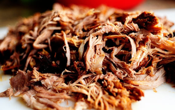 1. Этап. Рулетики с запеченной свининой: 4. Готовьте свинину до тех пор, пока ее мясо не начнет разваливаться.