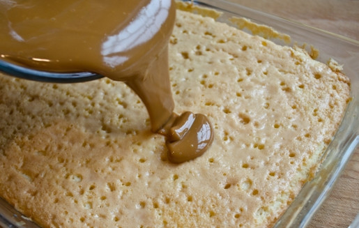 1. Этап. Крем для пропитки коржей: 6. Еще через полчаса вы заметите, как масса станет похожа на сгущенку. Снимите кастрюлю с огня и продолжайте помешивать, пока она не начнет остывать (чтобы не прилипла к кастрюльке). Теплой вылейте ее на корж.