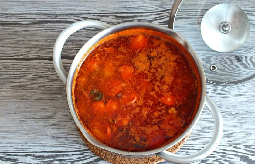 1. Этап. Солянка на говяжьем бульоне: Перемешайте содержимое кастрюли, доведите до кипения, проварите 15 минут на умеренном огне. После выключите огонь. Прикройте крышкой и дайте настояться 15 минут. После можно подавать к столу.