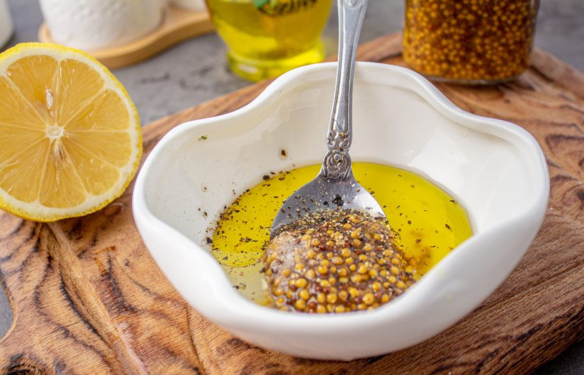 1. Этап. Салат Нисуаз с рукколой: Приготовьте соус. Смешайте качественное нерафинированное оливковое масло первого холодного отжима, лимонный сок, горчицу, соль и черный молотый перец.