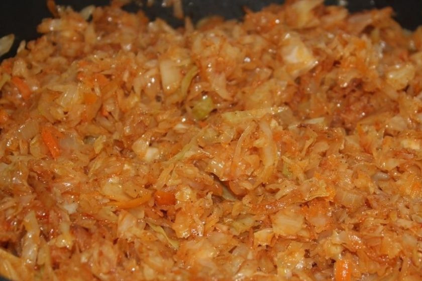 1. Этап. Утка, тушенная с капустой квашеной: 9. Квашеную капусту перекладываю в сковороду к свежей и перемешиваю.