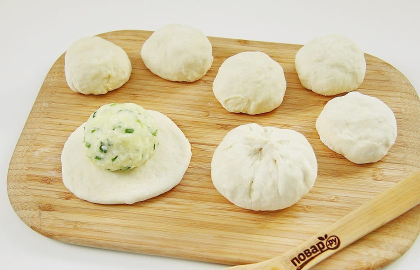 1. Этап. Балкарские хычины: Отдохнувшее тесто разделите на 7 кусочков. Начинку также разделите на 7 частей. Каждый кусочек поочередно обминаем и немного раскатываем. Из начинки сформируйте шар и положите по центру лепешки. Аккуратно и равномерно растяните тесто вокруг начинки, приподнимите краешки вверх и хорошо защипните.