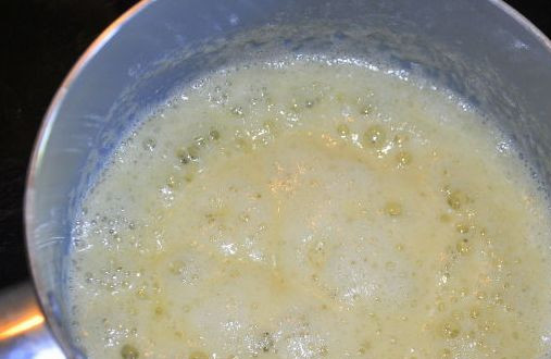 1. Этап. Запеканка из кабачков с помидорами: Теперь займемся приготовлением соуса. В кастрюльку выкладываем сливочное масло и растапливаем его, добавляем муку и обжариваем ее на масле до золотистого цвета.