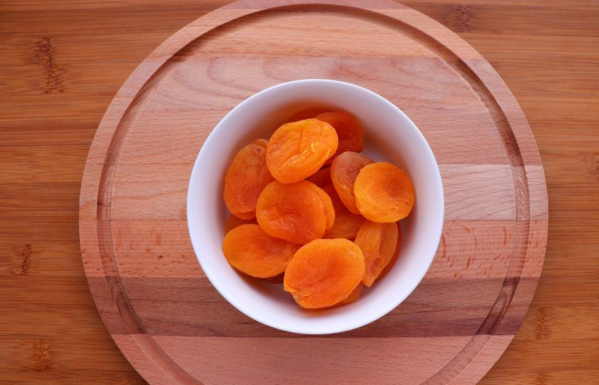 1. Этап. Курага с медом и орехами для иммунитета: Курагу промойте, залейте кипятком на пару минут, затем тщательно обсушите бумажным полотенцем.