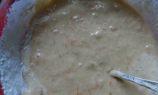 1. Этап. Пирог Морковник: Соду погасите уксусом. Добавьте её к массе. Замешайте тесто, добавляя муку.