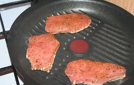 1. Этап. Картошка по-деревенски с мясом: Теперь у вас есть время обжарить замаринованное мясо на сковороде-гриль. Жарим без масла 3 минуты с одной стороны.