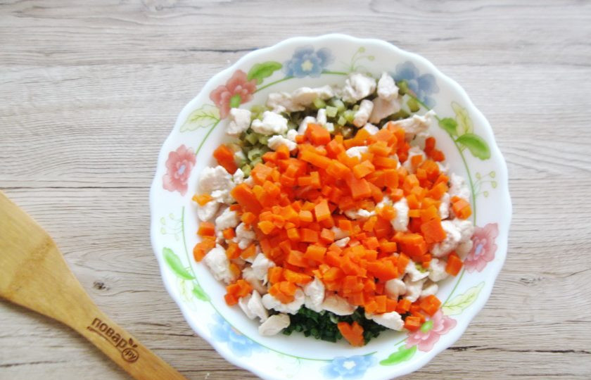 1. Этап. Жареный Оливье: Морковь отварите до мягкости, очистите, мелко нарежьте и выложите в салатник.