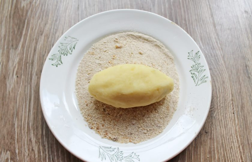 1. Этап. Зразы с ливером: Выложите зразы в панировочные сухари и обваляйте их со всех сторон, прижимая.