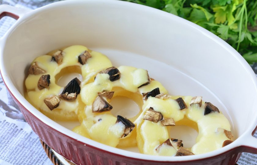 1. Этап. Ананасы под сыром в духовке: Запекайте ананасы в духовке 15 минут при температуре 200 градусов. Сыр расплавится и покроет кольца ананасов и грибы. Получится вкусно и ароматно!