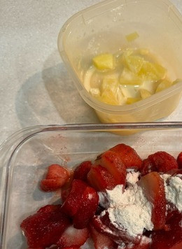 1. Этап. Творожные ватрушки на творожном тесте: Фрукты/ягоды измельчить, добавить 5 г крахмала и сахар по вкусу