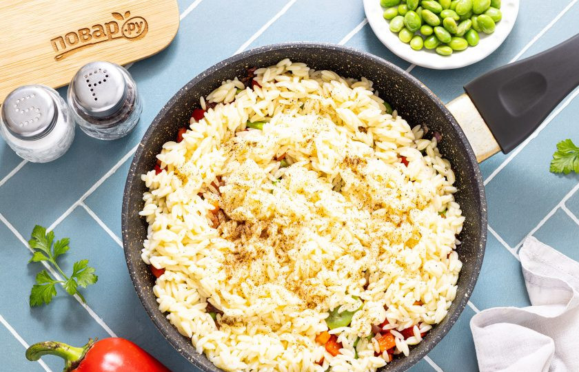 1. Этап. Паста орзо с овощами: Добавьте пасту орзо. Посолите и поперчите по вкусу.