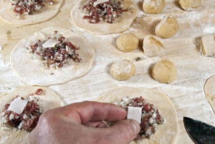 1. Этап. Манты по-казахски: 8. Когда все лепешки готовы, можно выкладывать на них начинку. Чтобы манты были сочнее, сверху можно выложить небольшой кусочек сала.