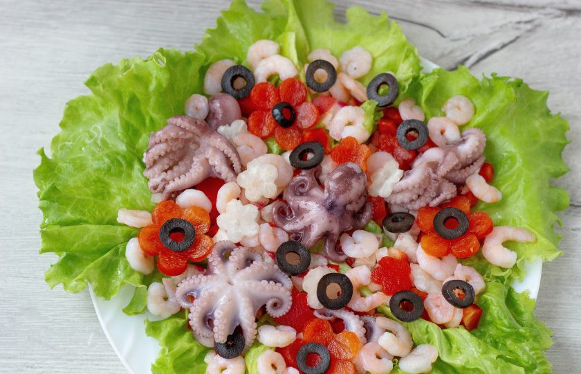 1. Этап. Салат Цветочная поляна: Оливковое масло смешайте с лимонным соком и брызните салат заправкой. Добавьте колечки из маслин.