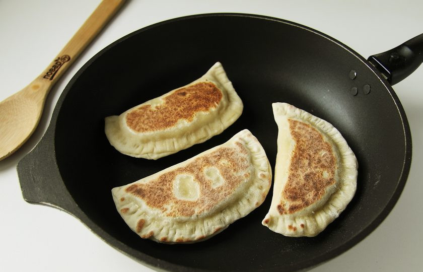 1. Этап. Диетические чебуреки: Как только подрумянится одна сторона, переверните и подрумяньте вторую.