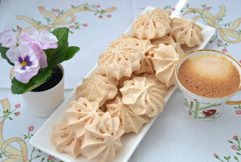 1. Этап. Миндальное безе: Миндальное безе — изысканное лакомство с тонким миндальным вкусом, легкостью и невесомостью. Это настоящее наслаждение, попробуйте и убедитесь сами.