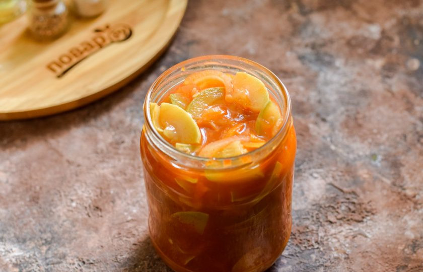 1. Этап. Закуска Казацкая на зиму: Разложите салат по стерильным баночкам и сразу герметично закатайте.